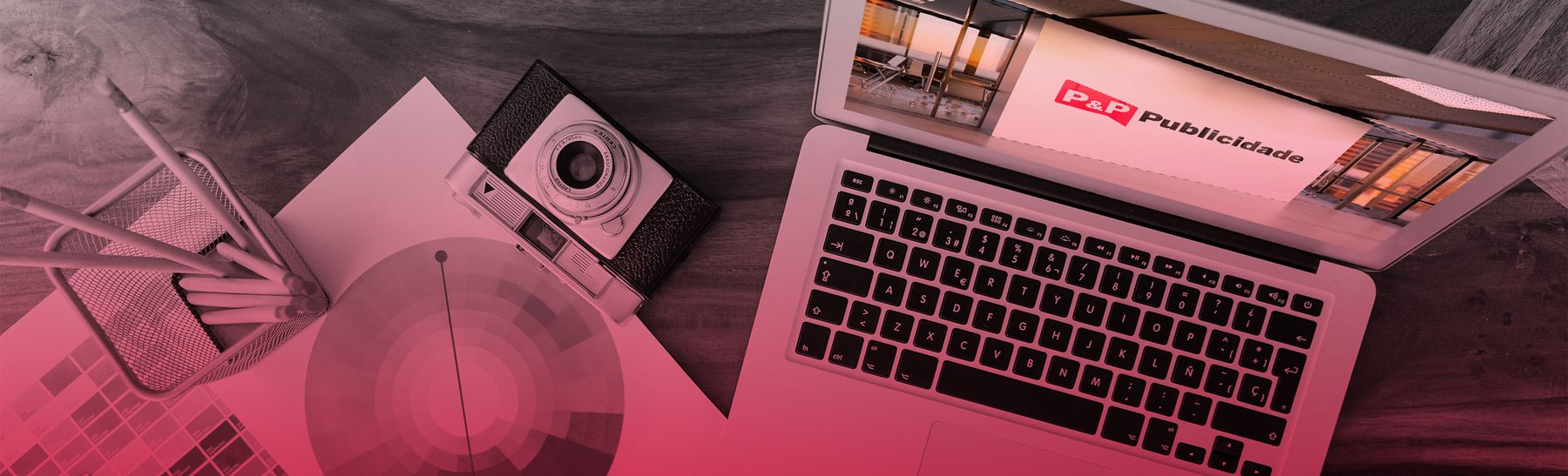P&P Publicidade — mesa criativa de trabalho